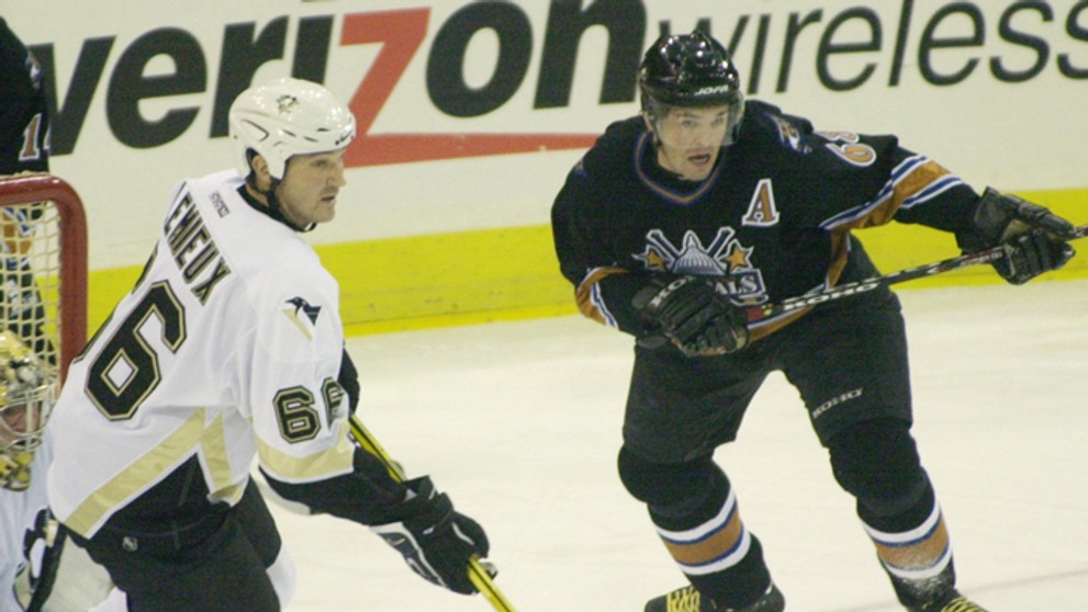  Na archívnej snímke 28. októbra 2002 Mario Lemieux a bráni Jaromíra Jágra (Washington Capital). 