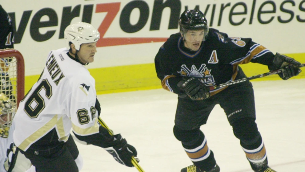  Na archívnej snímke 28. októbra 2002 Mario Lemieux a bráni Jaromíra Jágra (Washington Capital). 
