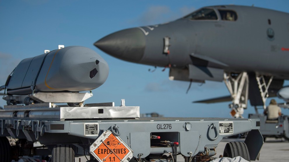 Raketa JASSM pripravená na naloženie do bombardéra B-1B Lancer.