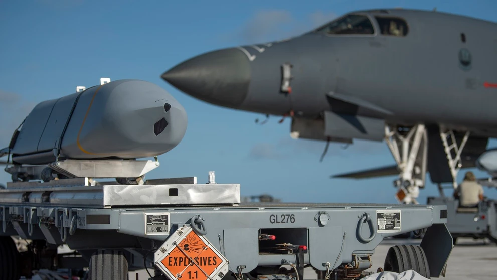 Raketa JASSM pripravená na naloženie do bombardéra B-1B Lancer.