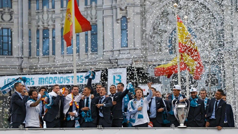 Hráči Realu Madrid s trofejou víťaza Ligy majstrov.