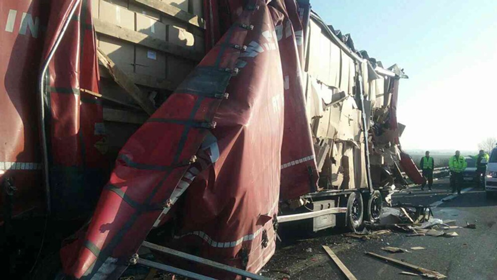 Na D2 smerom do Bratislavy sa zrazili dva kamióny.