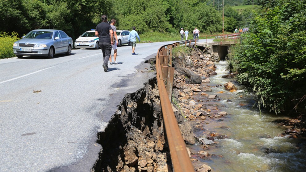 Poškodená cesta medzi Kremnicou a obcou Kremnické Bane po záplavách.