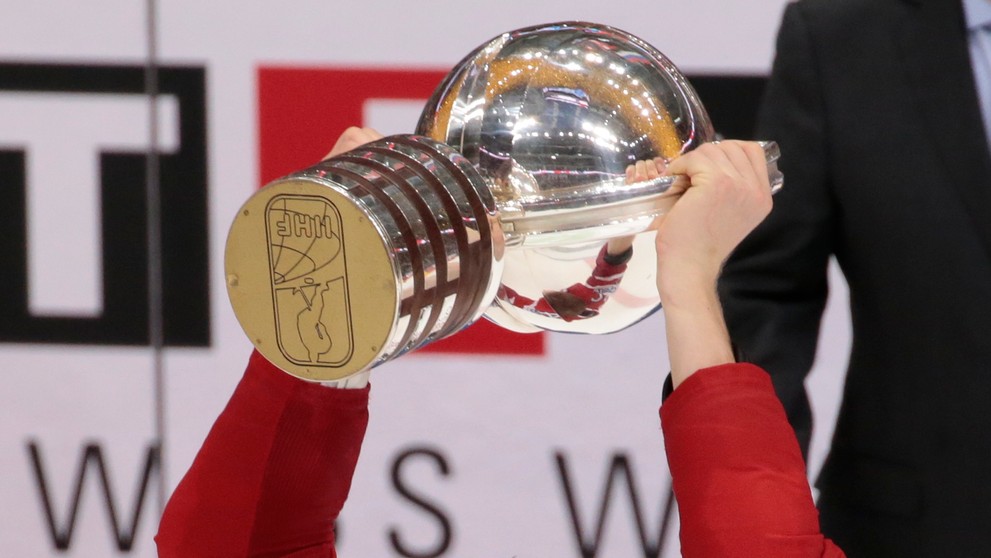 Na snímke kanadský reprezentant Corey Perry oslavuje s trofejou titul majstra sveta z MS v Rusku