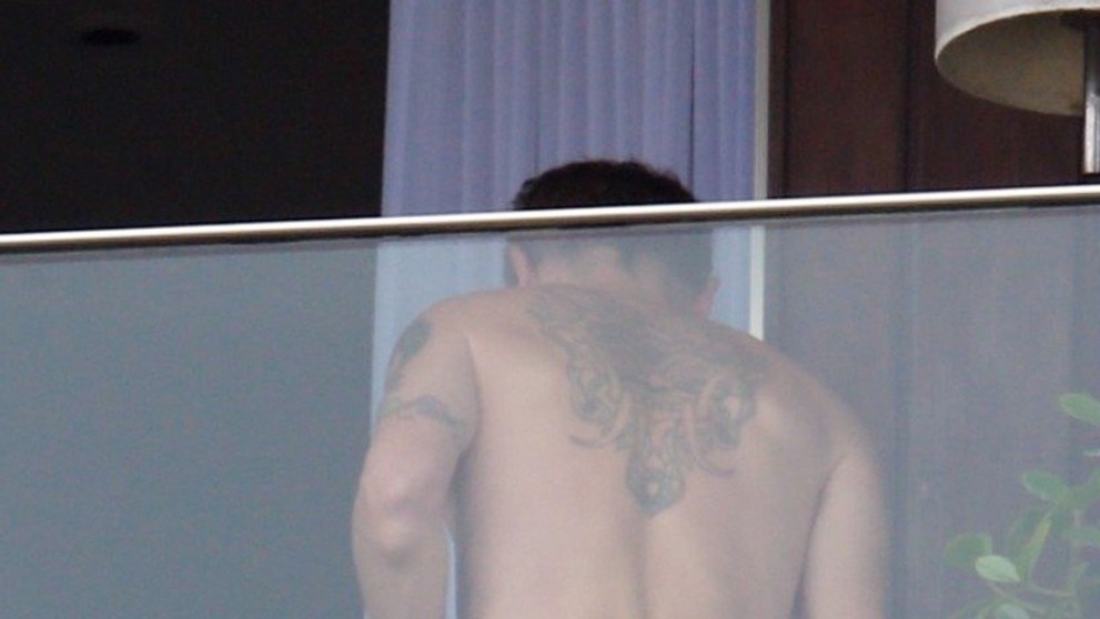 Úplne nahý basgitarista na balkóne. Netrápilo ho, že cez sklo je všetko vidieť