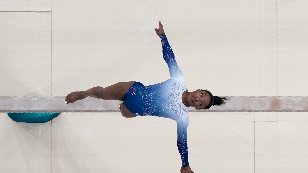 Simone Bilesová spadla počas finále v športovej gymnastike na olympijských hrách 2024 v Paríži.