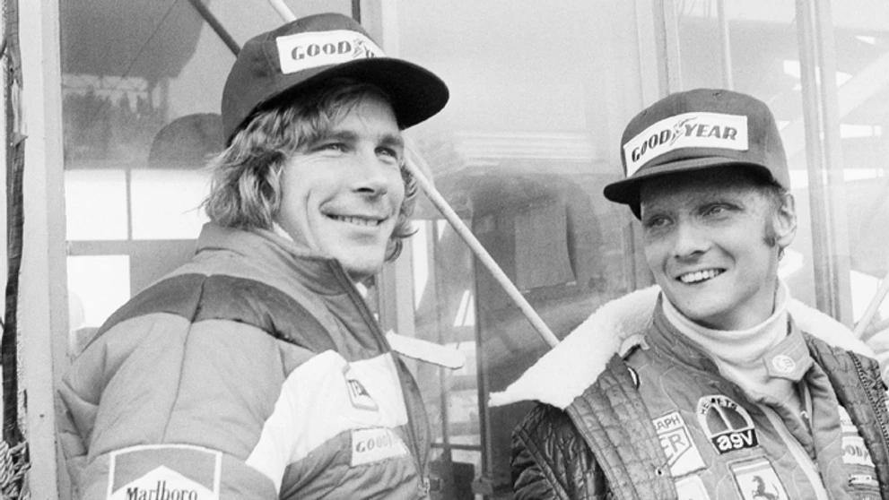 Niki Lauda a šéf tímu Brabham Bernie Ecclestone sa rozprávajú 9. augusta 1980 na okruhu v Hockenheime. 