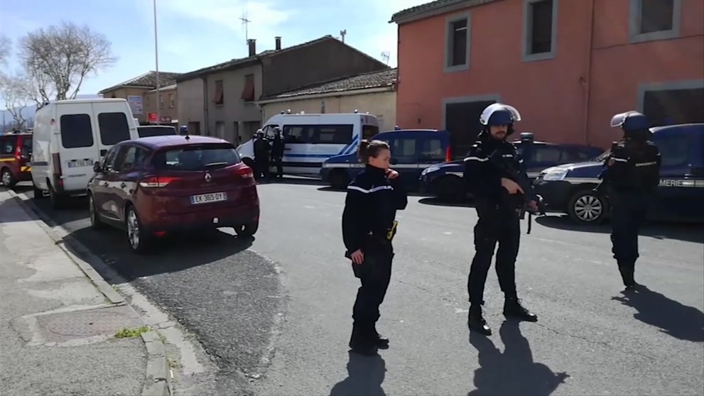 Okolie supermarketu polícia uzavrela. 