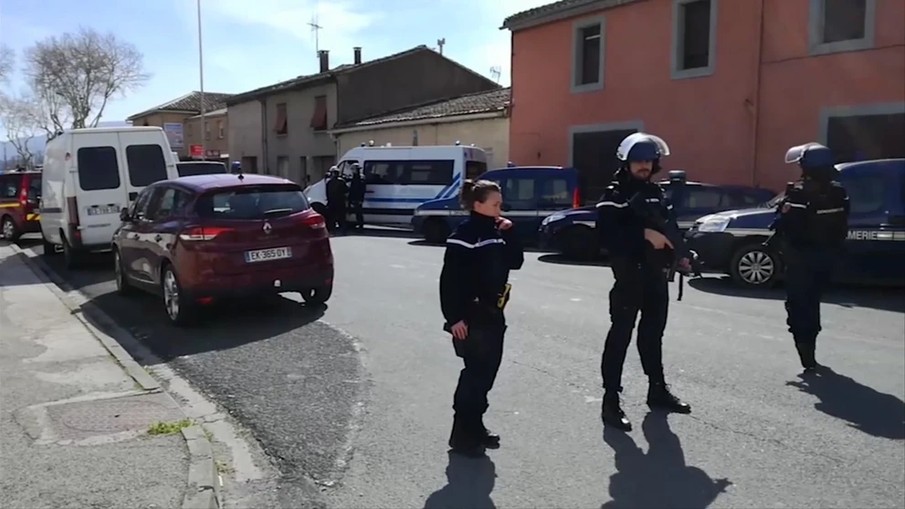 Okolie supermarketu polícia uzavrela. 