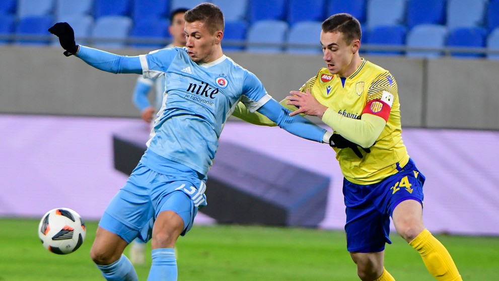 Zľava Samuel Mráz zo Slovana Dominik Kružliak (DAC) v zápase Fortuna ligy.