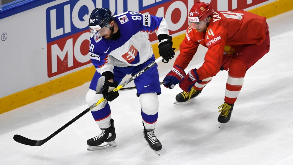 Patrik Svitana (vľavo) a  Jegor Jakovlev z Ruska počas zápasu v základnej A-skupine Rusko - Slovensko.