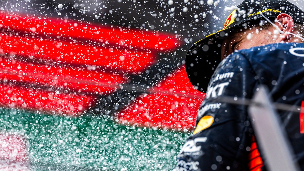 Max Verstappen z Red Bullu oslavuje triumf na VC Rakúska.