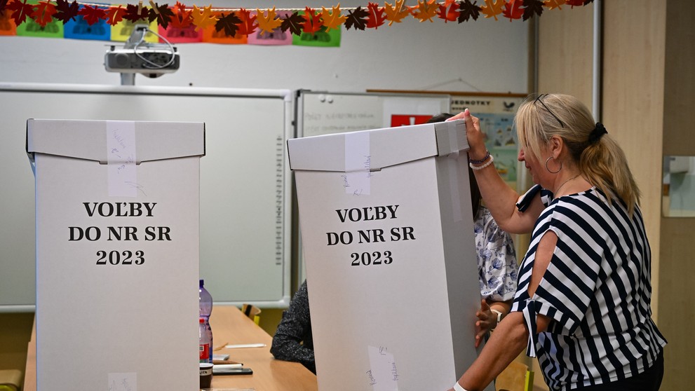 Členovia osobitnej okrskovej komisie v Bratislave pripravujú hlasovacie schránky s hlasmi slovenských občanov zo zahraničia na sčítanie.