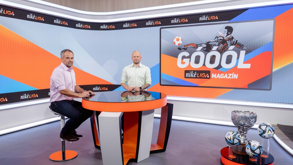 Moderátor Slávo Jurko a expert Marek Sapara v štúdiu magazínu GÓÓÓL!