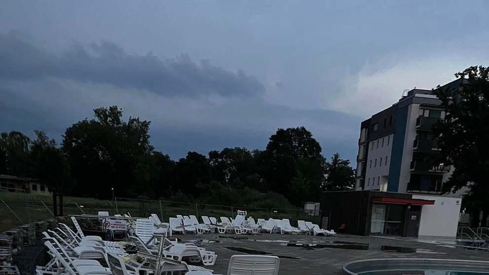 Termálne kúpalisko v Poľnom Kesove spustošila búrka.