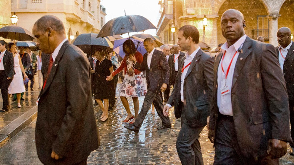 Prezident Barack Obama s manželkou Michelle sa prechádzajú v Starej Havane.