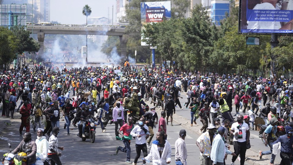 Demonštranti počas protestu proti zavedeniu nových daní v centre Nairobi