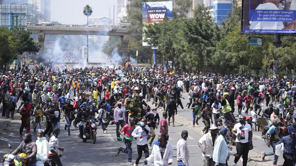 Demonštranti počas protestu proti zavedeniu nových daní v centre Nairobi