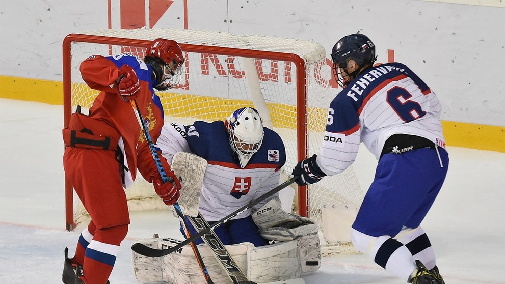 Kirill Slepec z Ruska, brankár Juraj Sklenár a kapitán Martin Fehérváry vo štvrťfinále MS do 18 rokov.
