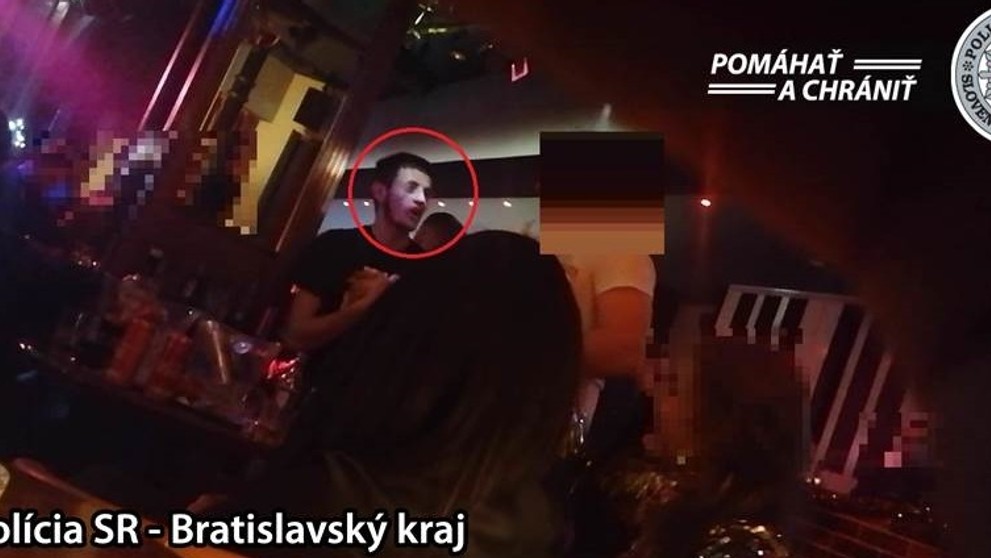 Na snímke rozsvietený vianočný strom na Katedrálnom námestí v litovskom Vilniuse.