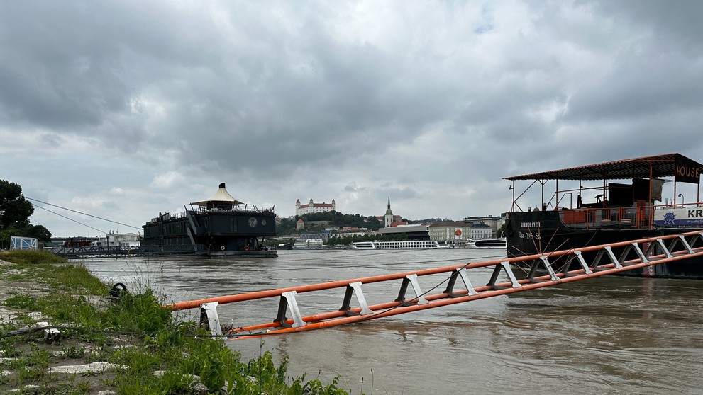 Hladina Dunaja pri Tyršovom nábreží.
