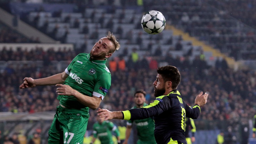 Cosmin Monti (Ludogorec) v súboji o loptu s Olivierom Giroudom (Arsenal).