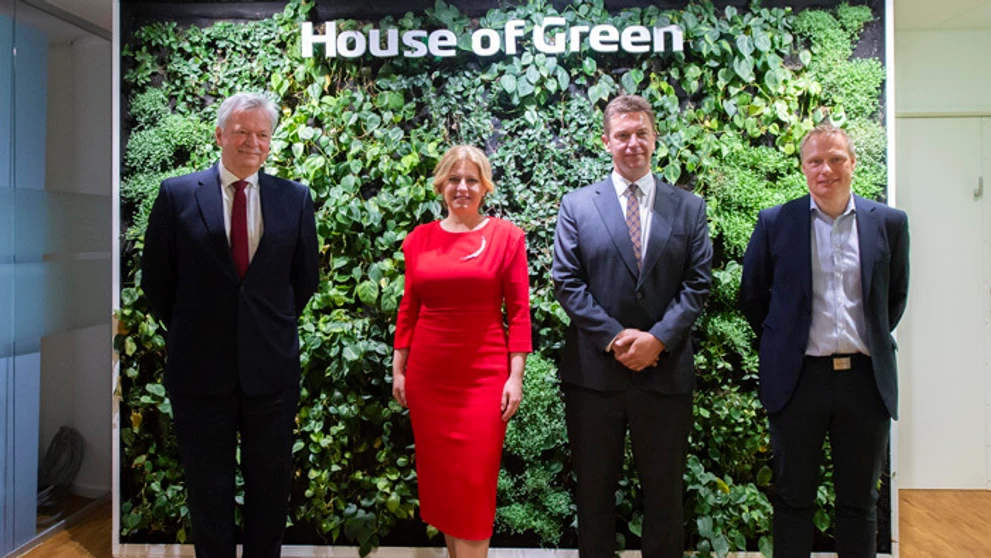 Výkonný riaditeľ State of Green Finn Mortensen, prezidentka Zuzana Čaputová a minister dopravy Andrej Doležal počas návštevy síd