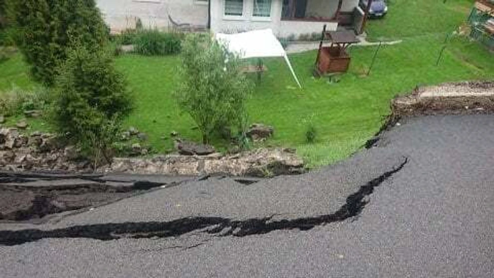 Žena so zdeformovaným čelom varuje ľudí: Nevykladajte si počas jazdy nohy!