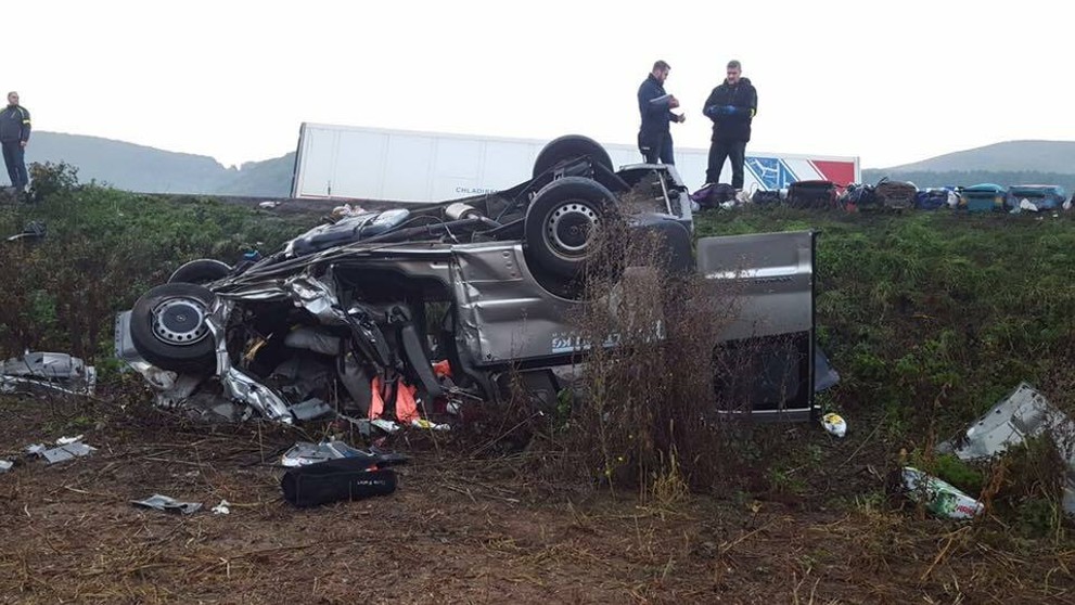 Joshua Boyle sa hrá so synom Najaeshom Jonahom v záhrade u rodičov v kanadskom Ontáriu.