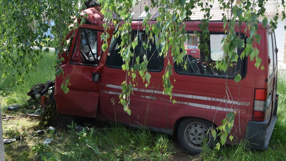 Dvaja muži narazili do stromu. Jeden nafúkal, druhý ušiel.