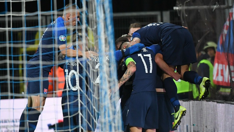 Chodec zahynul po zrážke s autom.