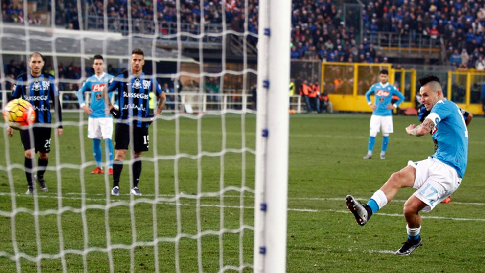 Hráč SSC Neapol Marek Hamšík strieľa gól z penalty počas zápasu 17. kola talianskej Serie A proti Atalante.