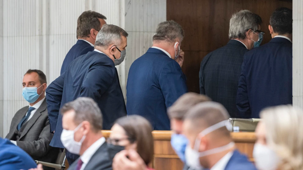 Poslanci za SMER-SD odchádzajú z rokovacej sály počas predstavovani programového vyhlásenia premiérom.