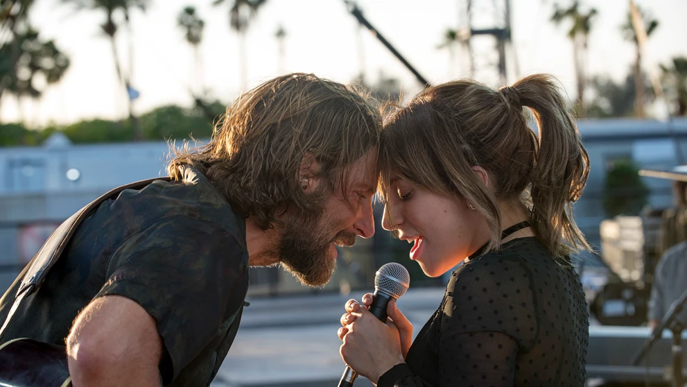 Bradley Cooper a Lady Gaga vo filme A Star Is Born