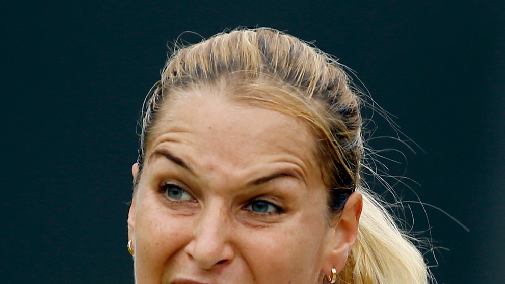 Dominika Cibulková odvracia úder Poľky Agnieszky Radwaňskej v osemfinále Wimbledonu.