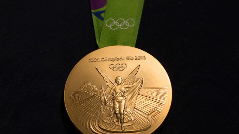 Na snímke rub zlatej olympijskej medaily.