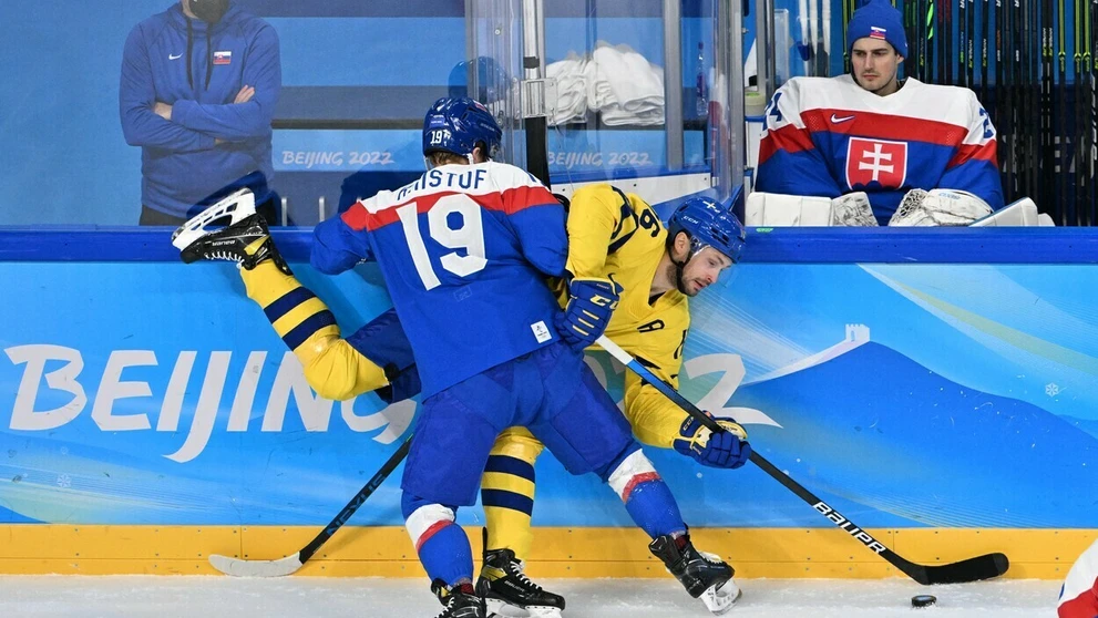 Michal Krištof naráža na mantinel v dueli na ZOH 2022 Švéda Marcusa Krugera.