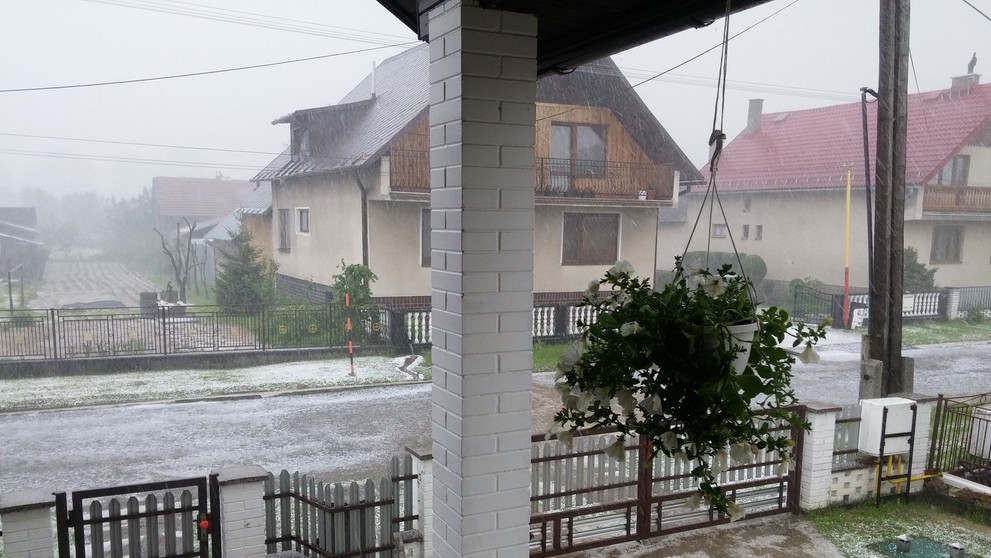 Obec Plaveč zasypal ľadovec.