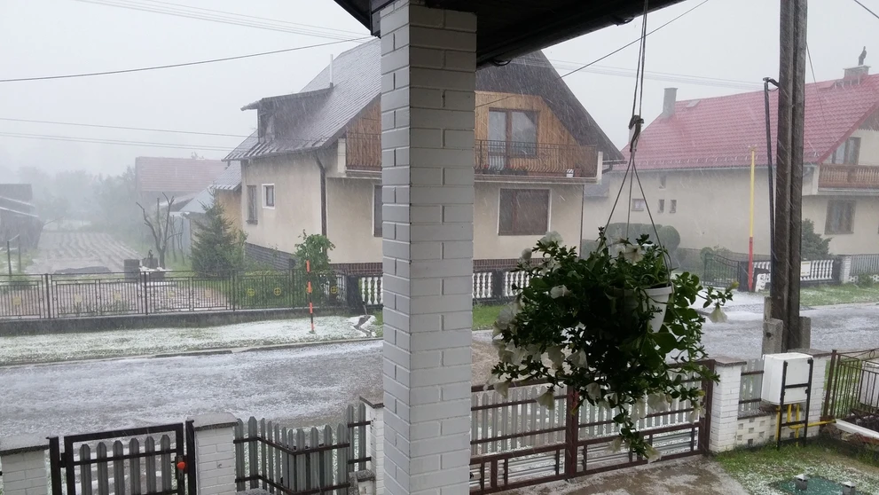 Obec Plaveč zasypal ľadovec.