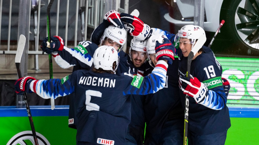 Radosť hokejistov USA v zápase o 3. miesto proti Nemecku na MS 2021.