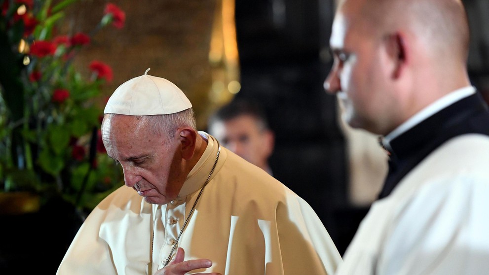 Pápež sa modlí v katedrále na zámku Wawel.