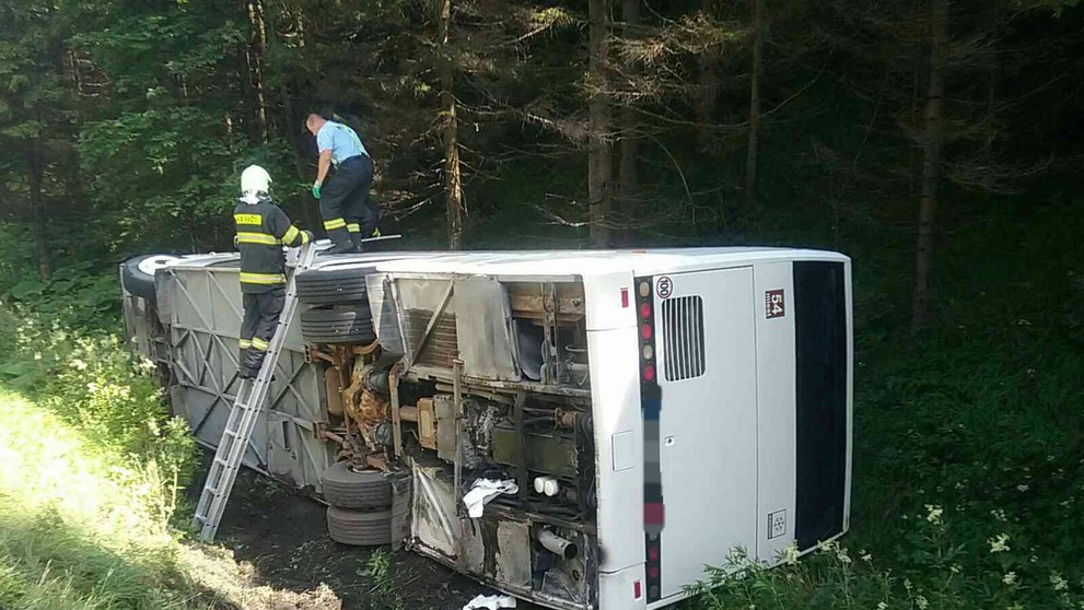 Na Donovaloch sa prevrátil autobus plný detí.
