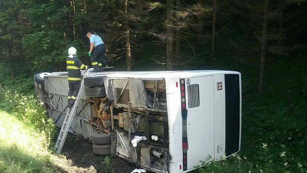 Na Donovaloch sa prevrátil autobus plný detí.