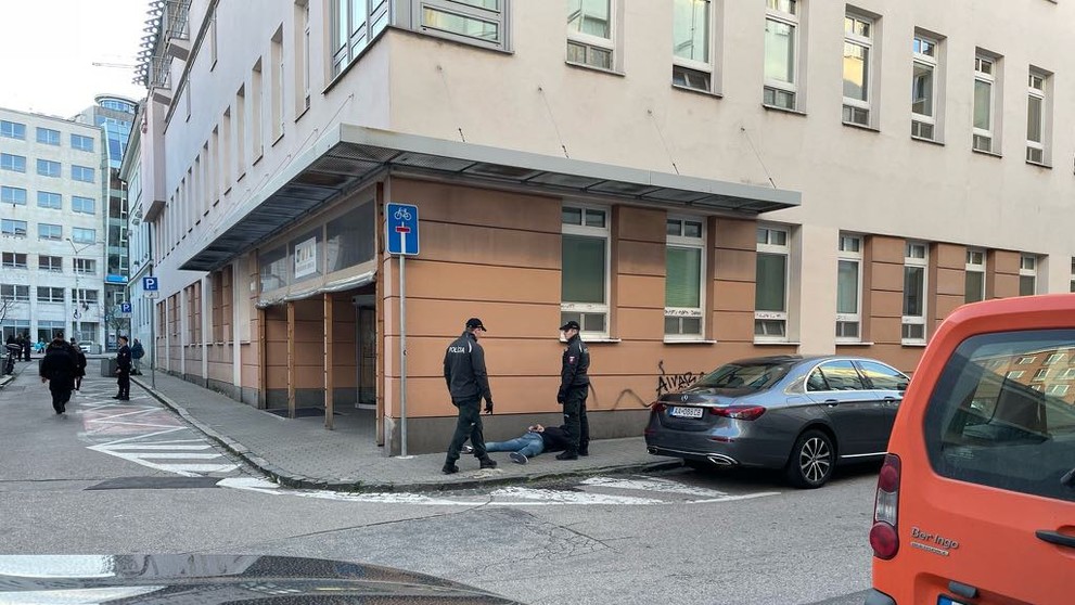 Muž napádal ľudí na ulici.