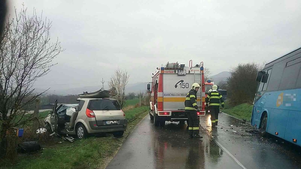 Zrážka auta s autobusom
