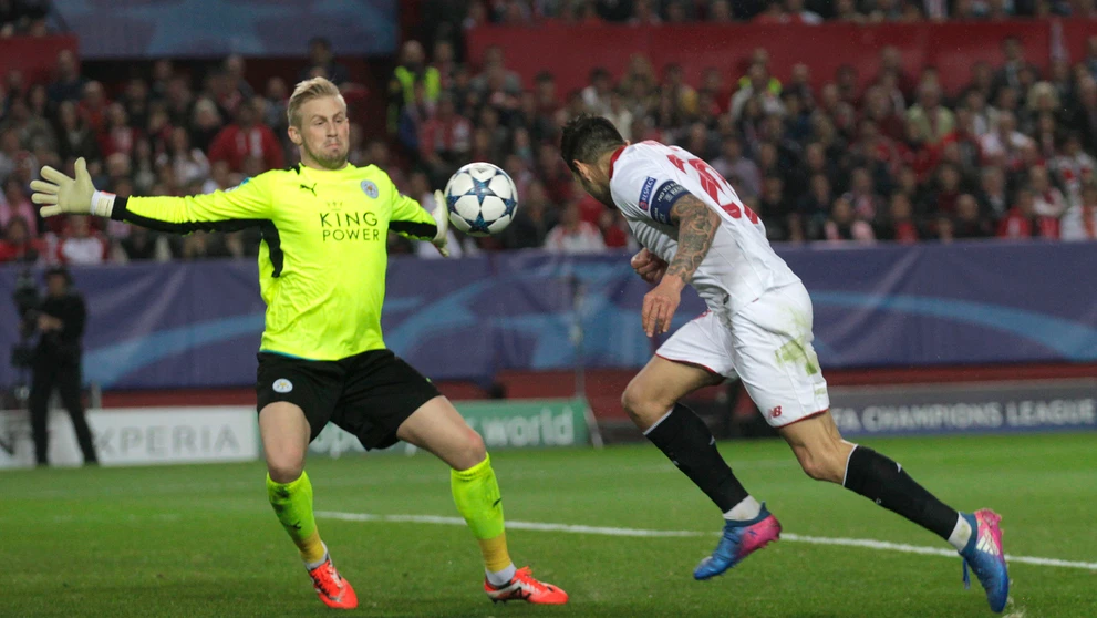 Vitolo zo Seville (vpravo) sa snaží prekonať gólmana Leicestru Kaspera Schmeichela v osemfinále LM.