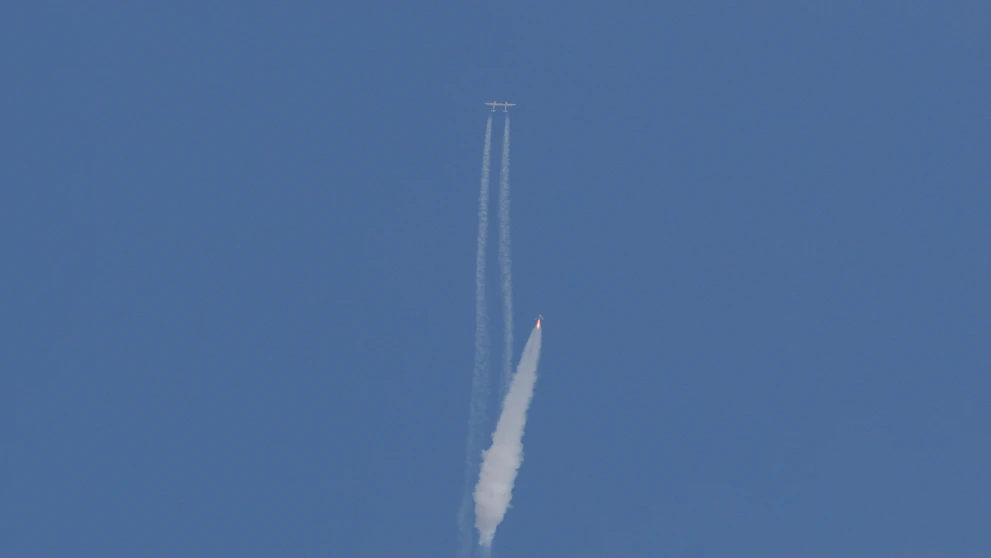 Raketoplán Virgin Galactic s Richardom Bransonom na palube sa odpútal od materskej lode.