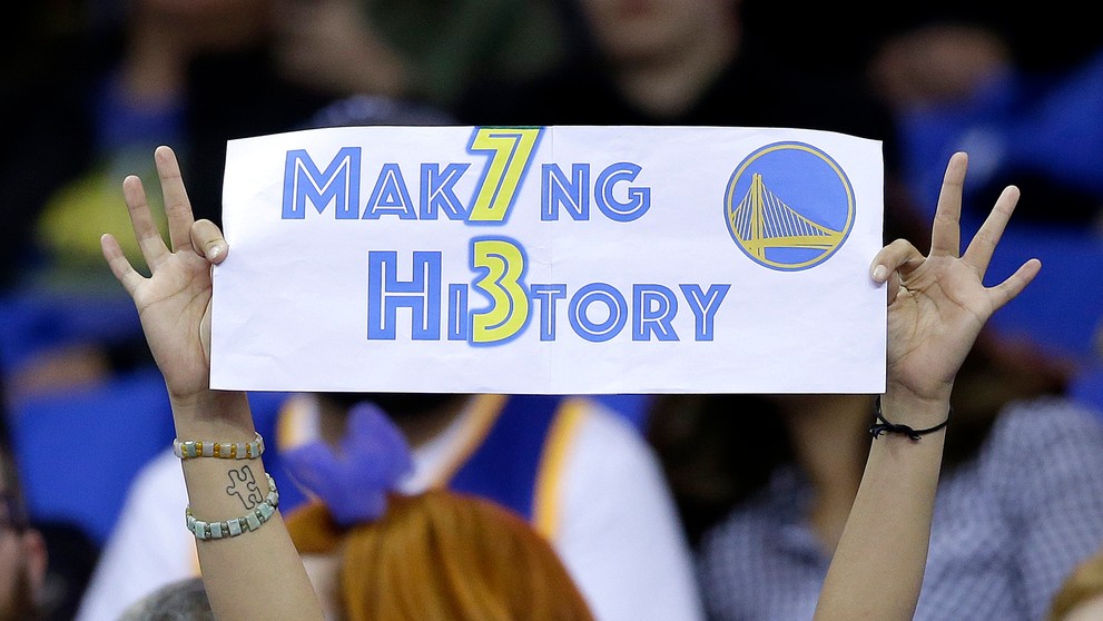 Fanúšička Golden State Warriors drží transparent počas posledného zápasu základnej časti NBA v ktorom Warriors vytvorili nový re