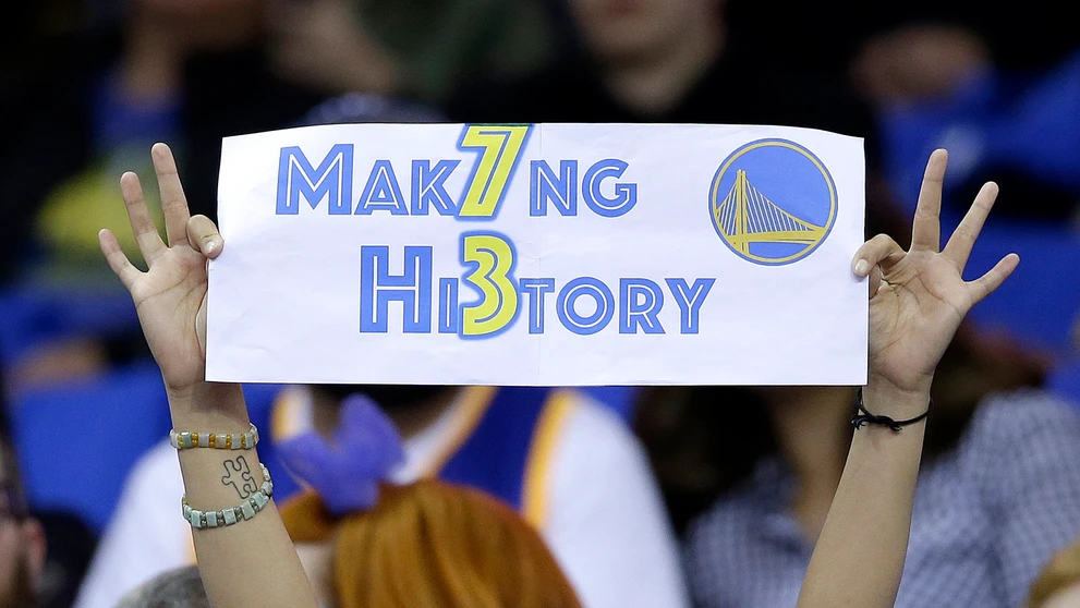 Fanúšička Golden State Warriors drží transparent počas posledného zápasu základnej časti NBA v ktorom Warriors vytvorili nový re