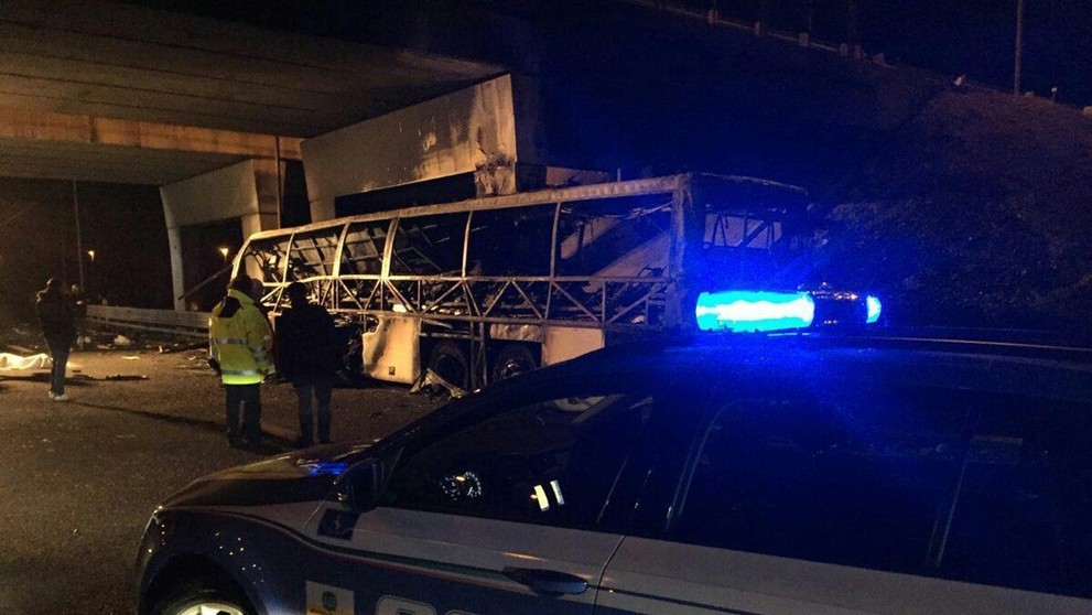 Havarovaný maďarský autobus so študentmi.